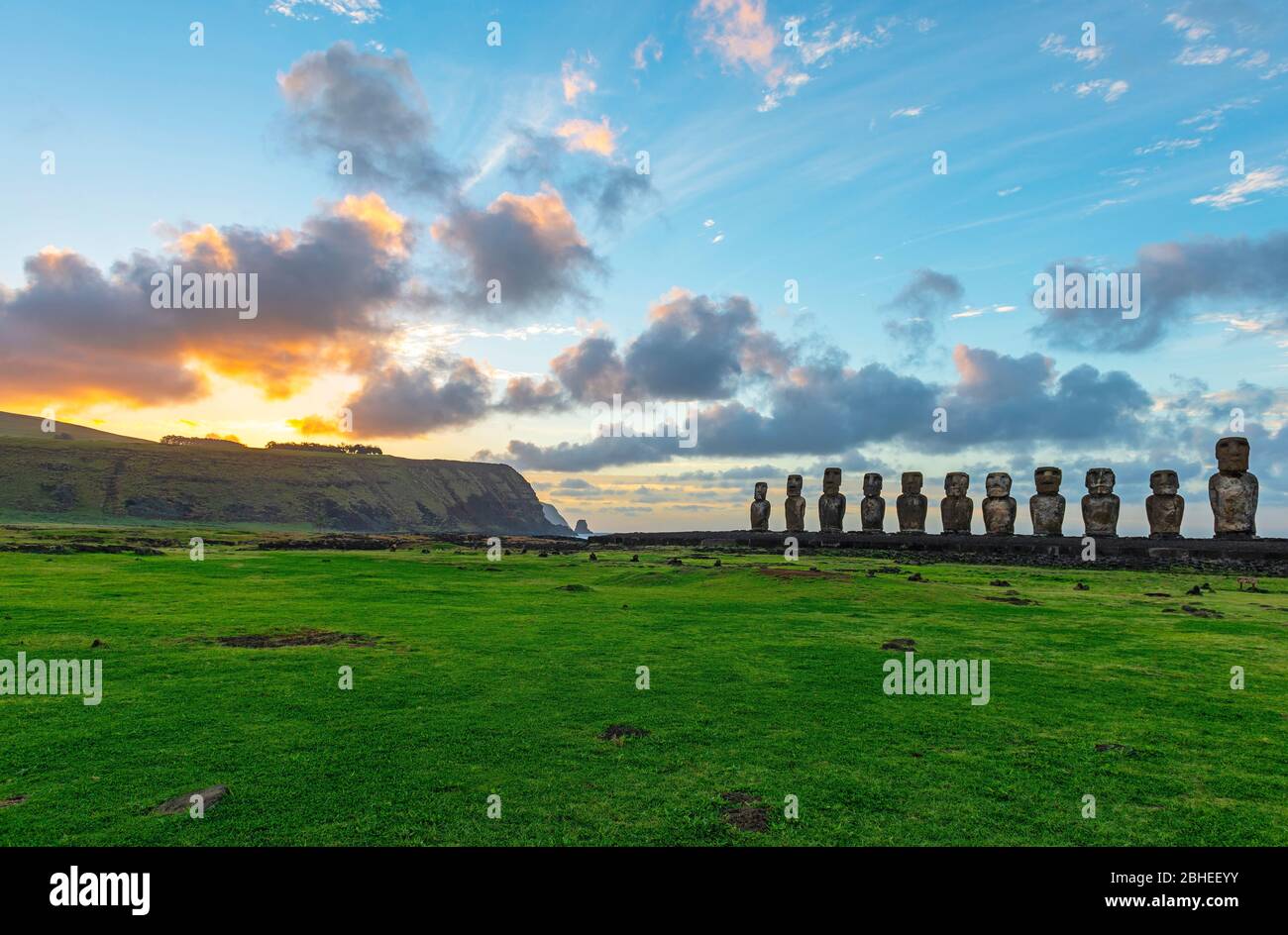 Die Moai-Statuen von Ahu Tongariki bei Sonnenaufgang, Rapa Nui (Osterinsel), Chile. Stockfoto