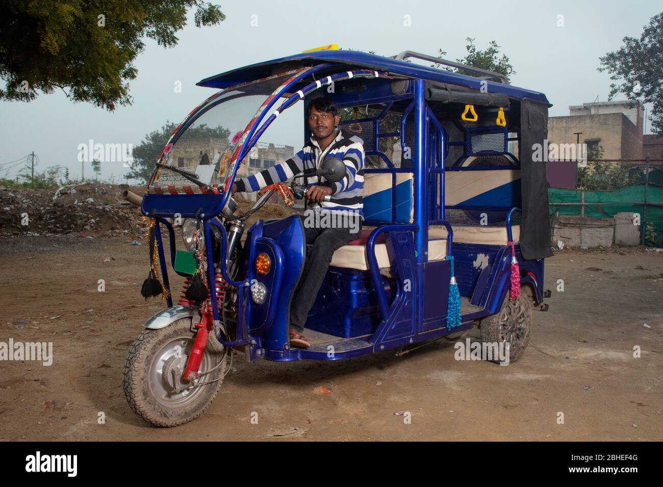 Indischer E-Rikscha-Fahrer mit seiner E-Rikscha, Indien Stockfoto
