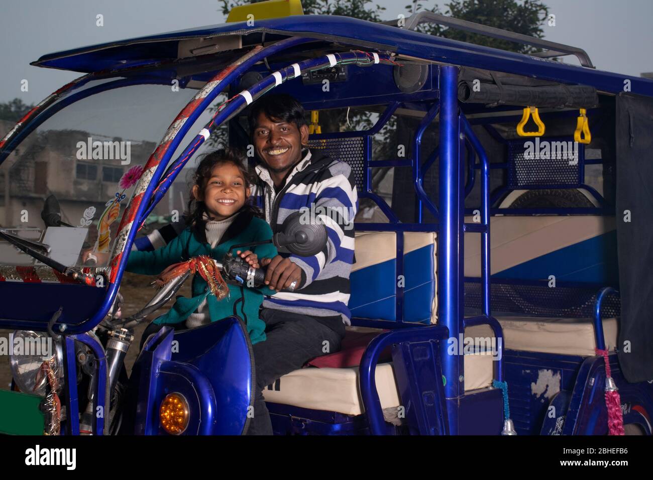 indischer Vater, der mit seinem Kind in Indien unterwegs war Stockfoto