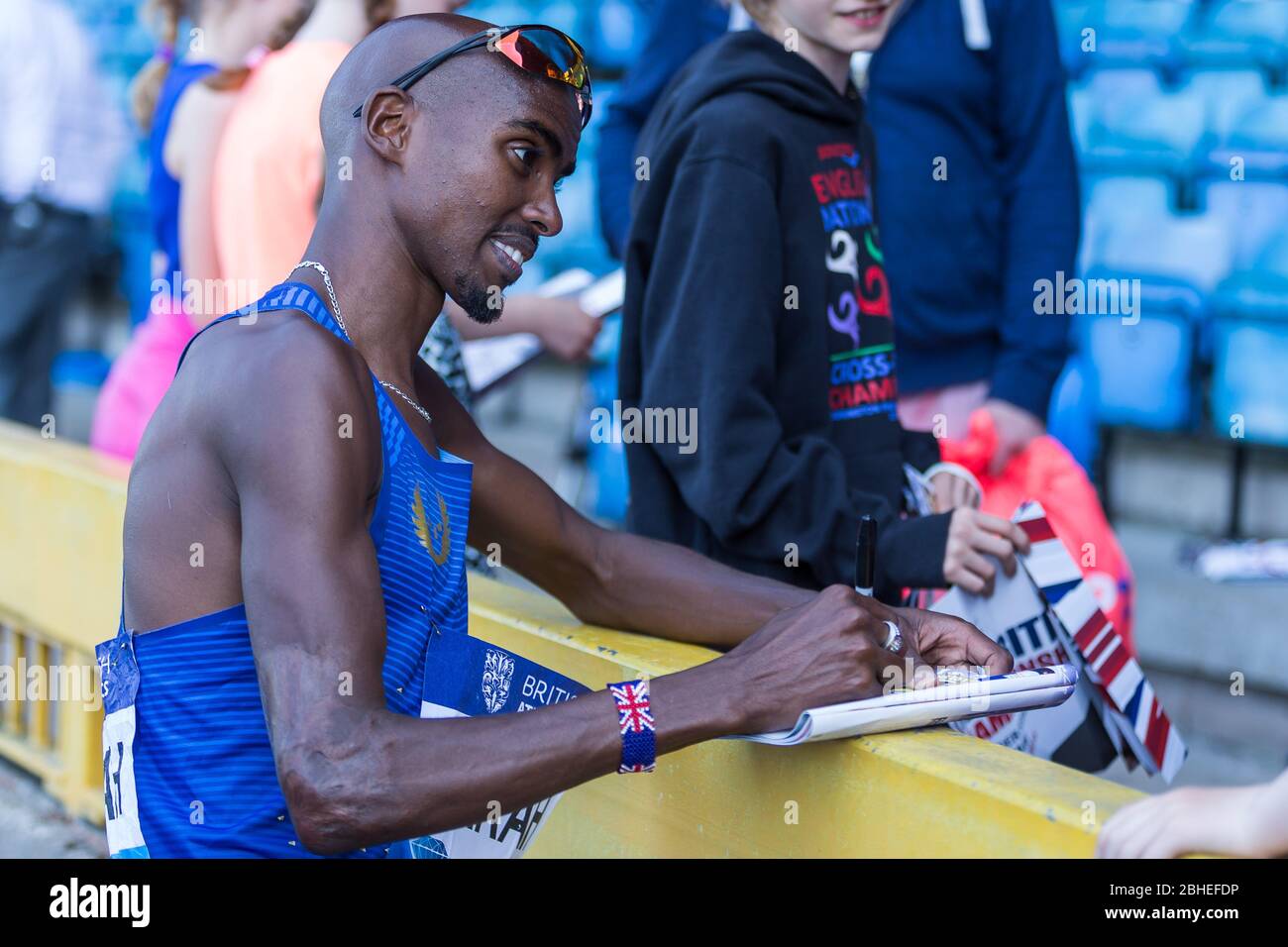 BIRMINGHAM, ENGLAND - Mo Farah (GBR) beim IAAF Diamond League Treffen im Alexandra Stadium, Perry Bar, Birmingham am Sonntag, den 5. Juni 2016 Autogramme (Quelle: Toyin Oshodi) Stockfoto