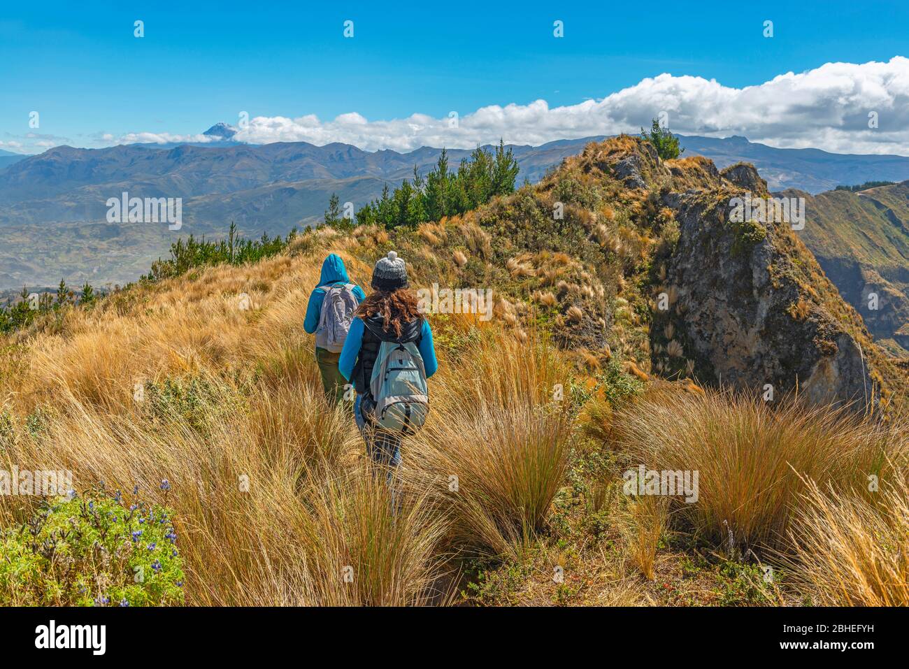 Zwei Frauen wandern entlang der berühmten Quilotoa Loop Trekking in den Anden von Ecuador in der Nähe von Quito, Südamerika. Stockfoto