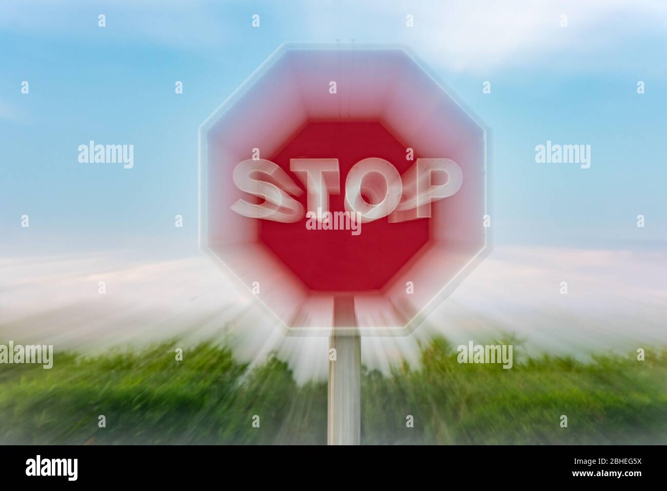 Verkehrsschild mit einem dreidimensionalen Effekt stoppen Stockfoto