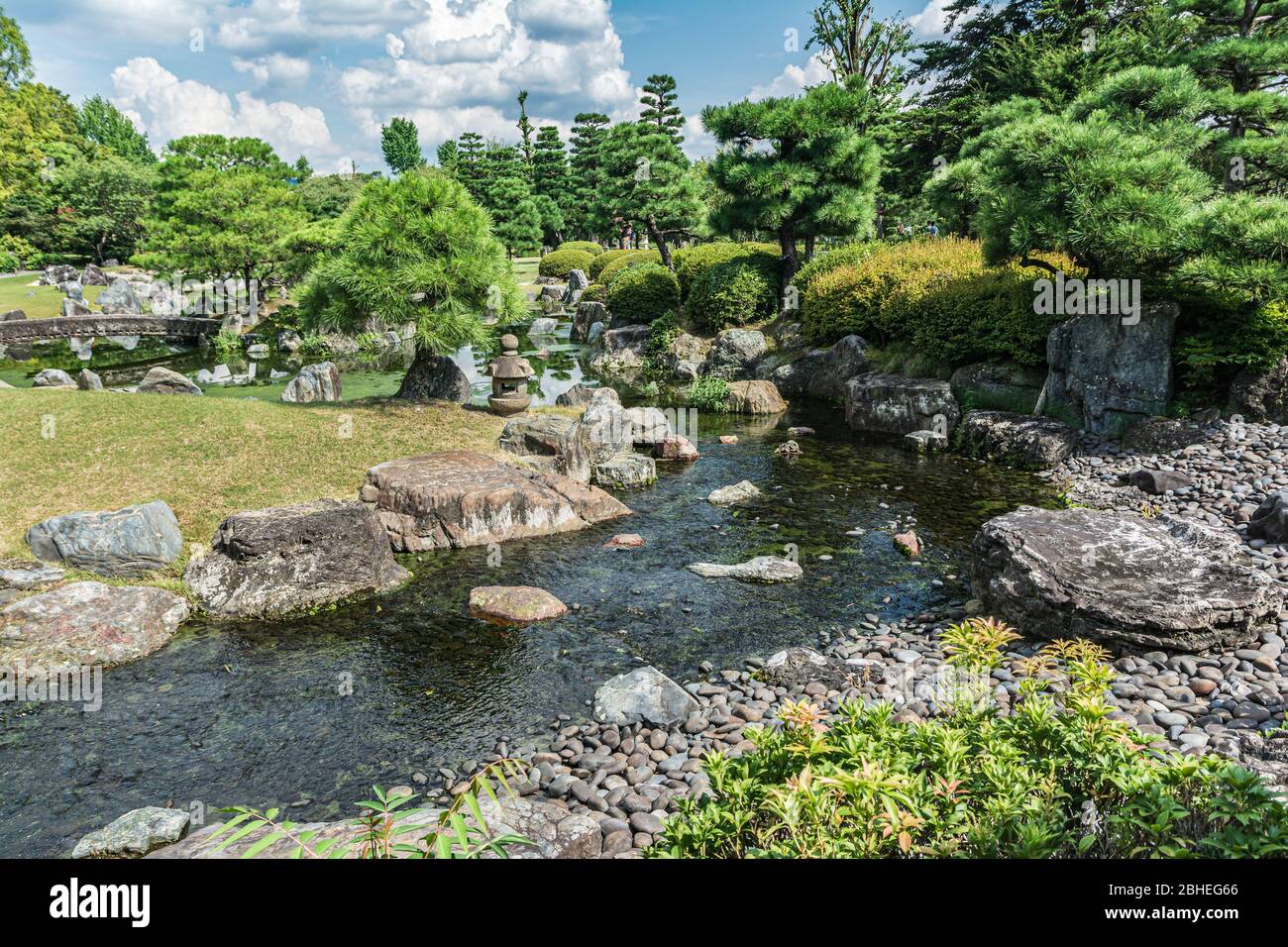 Kyoto, Japan, Asien - 3. September 2019 : Bach im Garten des Nijo Castle Stockfoto