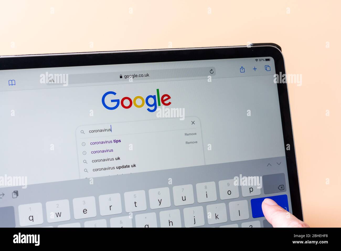 Coronavirus Google-Suche auf dem ipad Stockfoto