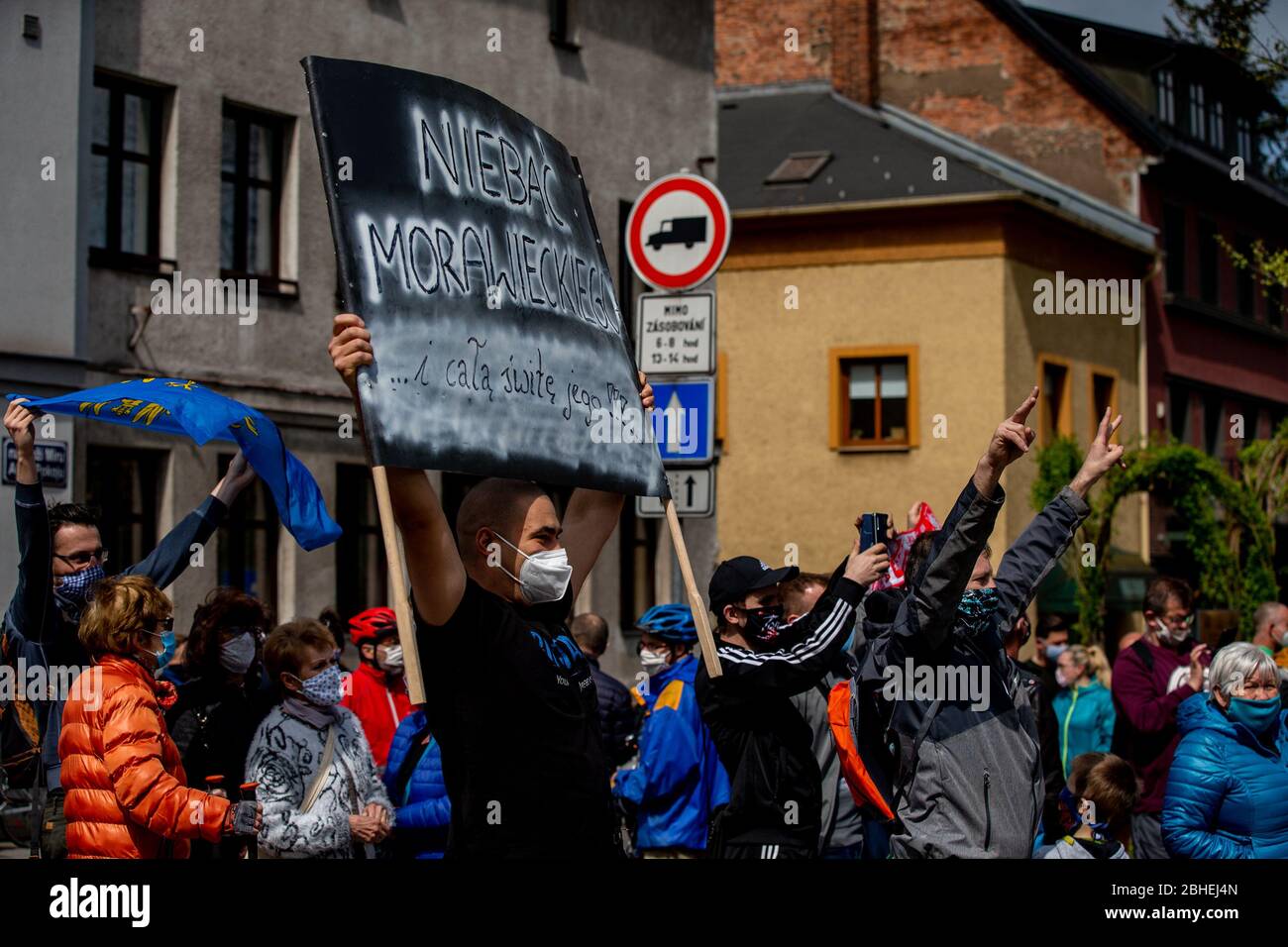 Cesky Tesin, Tschechische Republik. April 2020. Die Bewohner der tschechisch-polnischen Grenze trafen sich am 25. April in den benachbarten Städten Cesky Tesin und Cieszyn, die jeweils auf der anderen Seite der Grenze liegen, um gegen die Schließung der Grenze über Covid-19 zu protestieren, die viele Familien geteilt und viele von der Arbeit ausgeschlossen hat. 2020, in Cesky Tesin, Tschechische Republik. Quelle: Vladimir Prycek/CTK Photo/Alamy Live News Stockfoto