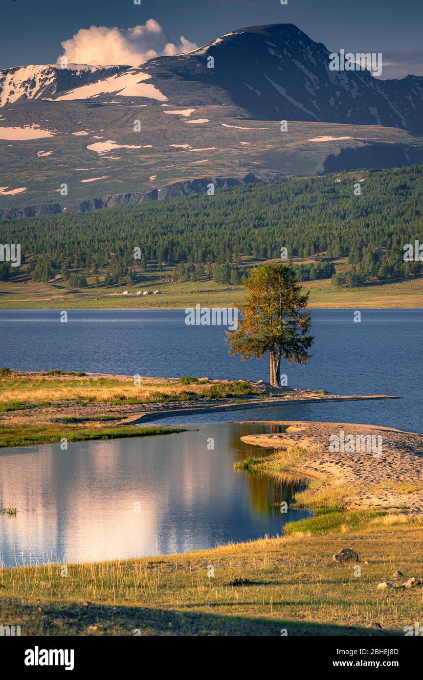 Khoton-See, im Hintergrund Altai-Gebirge, Altai-Tawan-Bogd Nationalpark, Bayan-Ulgii Provinz, Mongolei, Asien Stockfoto