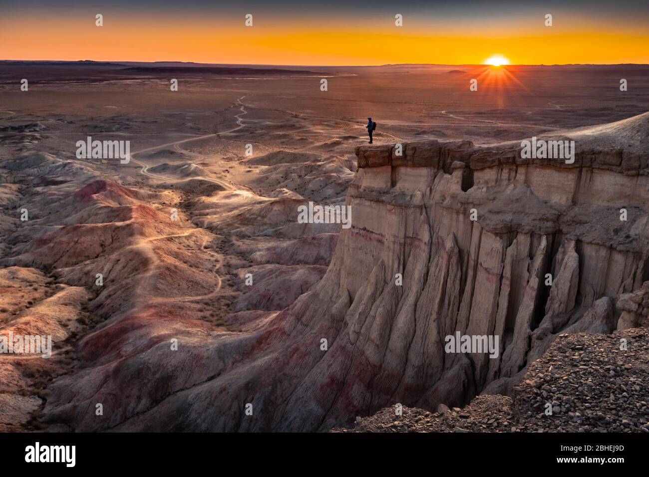 Tourist auf Felsformation Tsagaan Suvarga, White Stupa, Blick bei Sonnenaufgang, Dornogovi Aimag, Mongolei, Asien Stockfoto