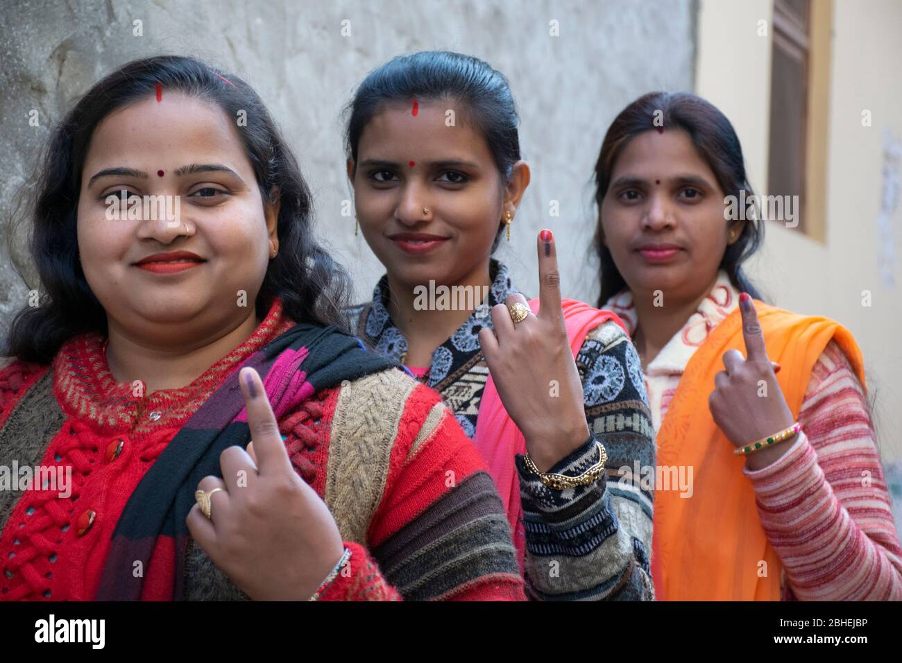 indische Wählerinnen, die nach der Abstimmung die Wählermarke am Finger zeigen Stockfoto