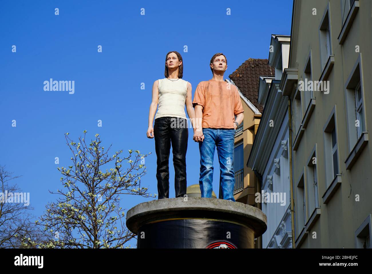 Sogenannte "Säulenheilige" (lebensechte Skulpturen auf Werbungssäulen). Künstler: Christoph Pöggeler. Lage: Düsseldorf, Burgplatz, Altstadt. Stockfoto