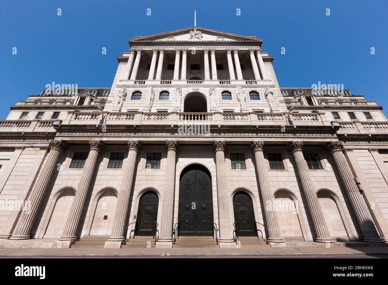 Kriegsdenkmal für Dienstmänner und Frauen, die während des Ersten und Zweiten Weltkriegs fielen, und zeigt die Frontfassade des Gebäudes der Bank of England in der Threadneedle St, London, EC2R 8AH. Die Bank kontrolliert die Zinssätze für Großbritannien. (118) Stockfoto