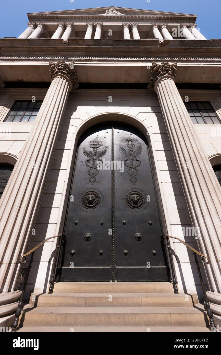 Vordertür und Fassade des Bank of England Gebäudes auf Threadneedle St, London, EC2R 8AH. Die Bank kontrolliert die Zinssätze für Großbritannien. (118) Stockfoto