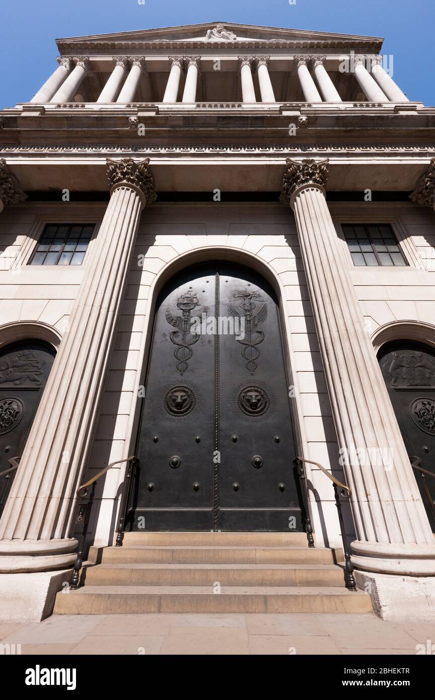 Vordertür und Fassade des Bank of England Gebäudes auf Threadneedle St, London, EC2R 8AH. Die Bank kontrolliert die Zinssätze für Großbritannien. (118) Stockfoto