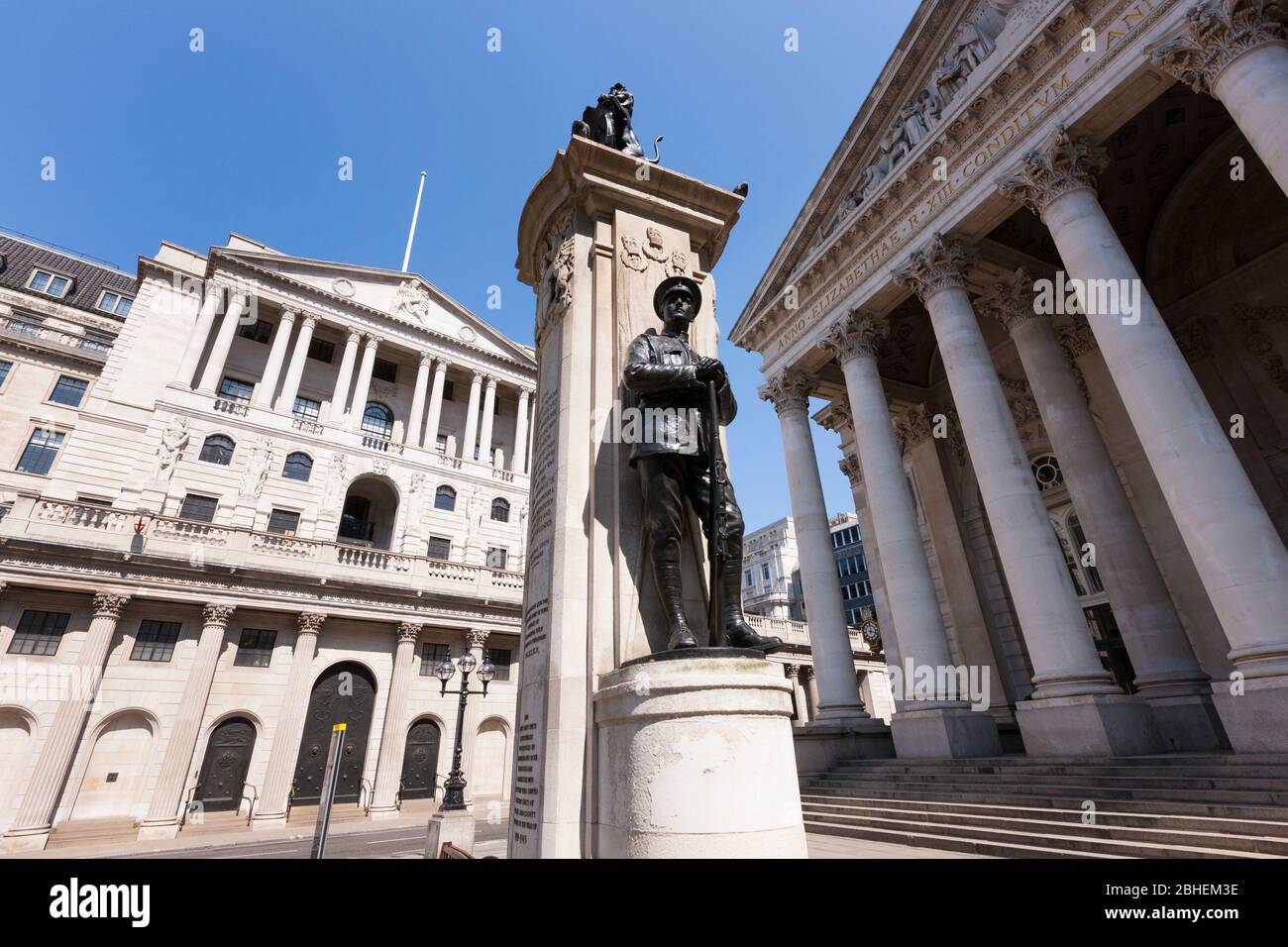 Kriegsdenkmal für Dienstmänner und Frauen, die während des Ersten und Zweiten Weltkriegs fielen, und zeigt die Frontfassade des Gebäudes der Bank of England in der Threadneedle St, London, EC2R 8AH. Die Bank kontrolliert die Zinssätze für Großbritannien. (118) Stockfoto