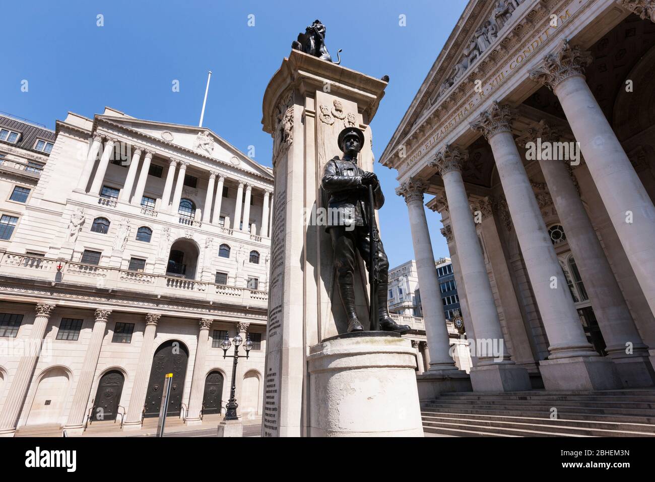 Kriegsdenkmal für Dienstmänner und Frauen, die während des Ersten und Zweiten Weltkriegs fielen, und zeigt die Frontfassade des Gebäudes der Bank of England in der Threadneedle St, London, EC2R 8AH. Die Bank kontrolliert die Zinssätze für Großbritannien. (118) Stockfoto