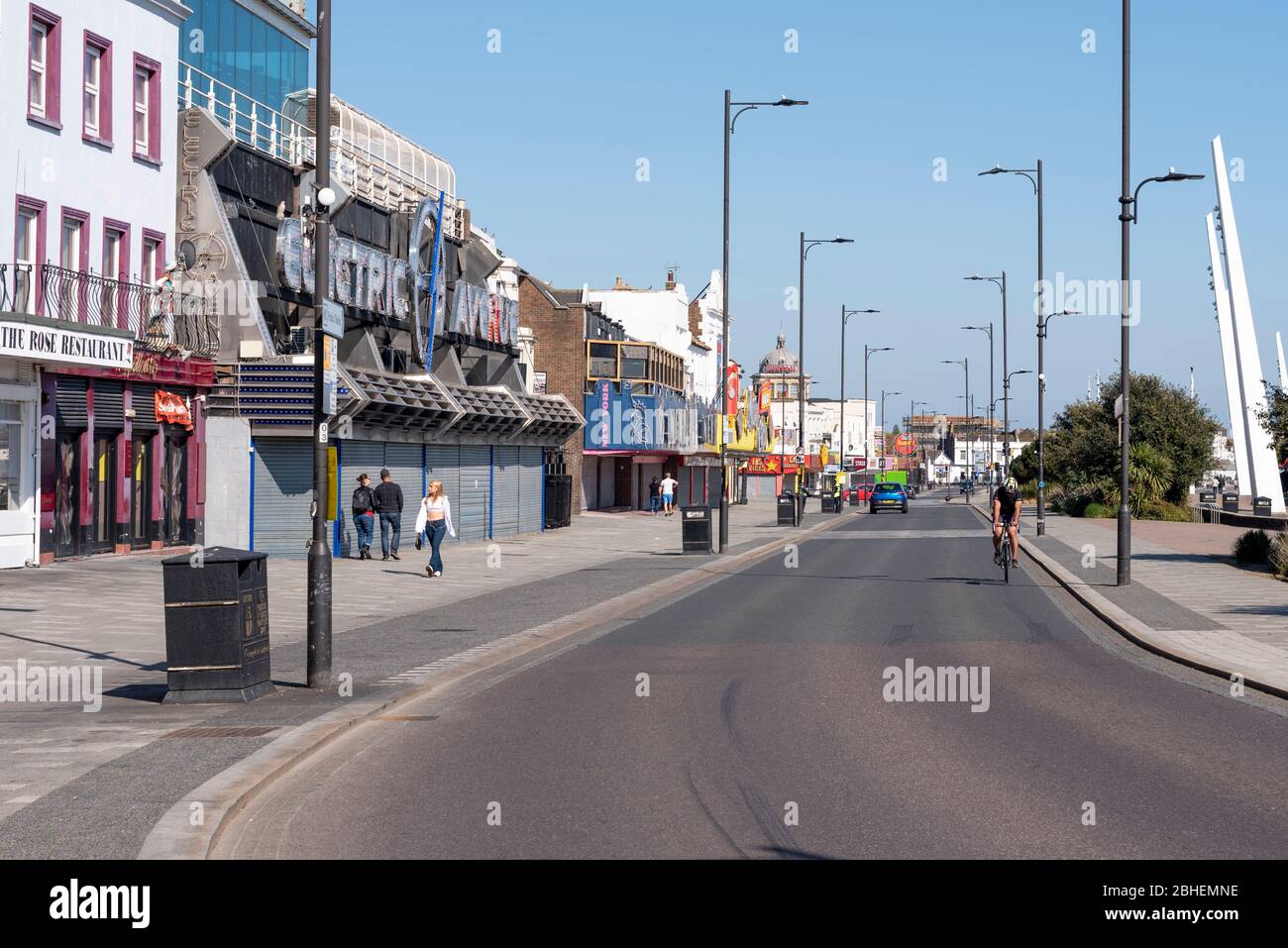 Southend on Sea, Essex, Großbritannien. April 2020. Einige Leute sind draußen und genießen den warmen sonnigen Wochenendtag in Southend on Sea, aber sie gehorchen weitgehend der Bitte, während der COVID-19 Coronavirus Pandemie Sperrzeit zu Hause zu bleiben. Diejenigen, die nicht da sind, halten sich an die sozialen Distanzierungsrichtlinien Stockfoto