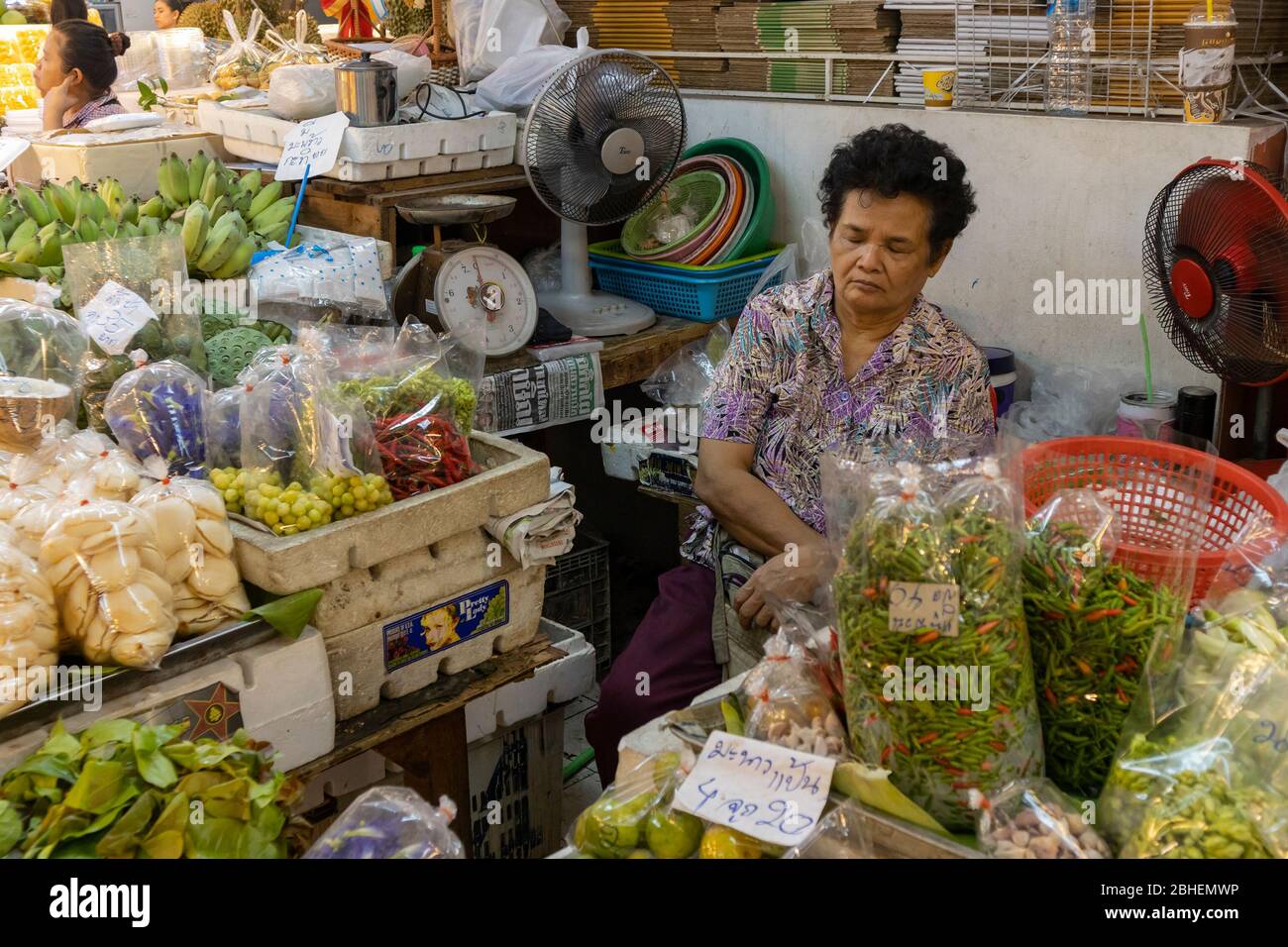 Bangkok, Thailand - 3. März 2020: Ein Obst- und Gemüselieferanten, der in Bangkok, Thailand, ein Nickerchen macht Stockfoto