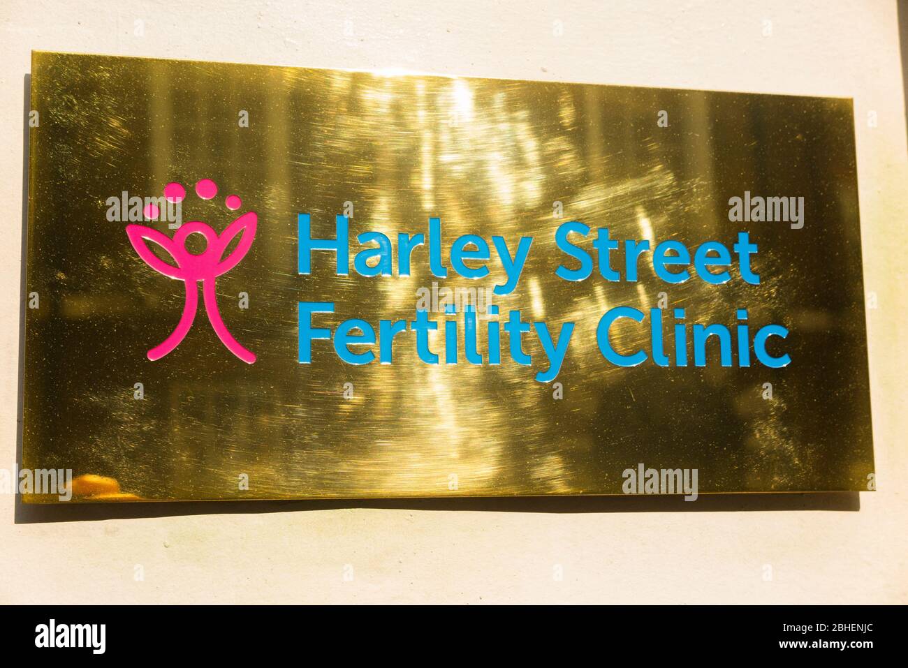 Messingschild für Fertility Clinic – die Harley Street Fertility Clinic – außerhalb der medizinischen Beratungsbüros / Zimmer in Harley Street, London. GROSSBRITANNIEN. (118) Stockfoto