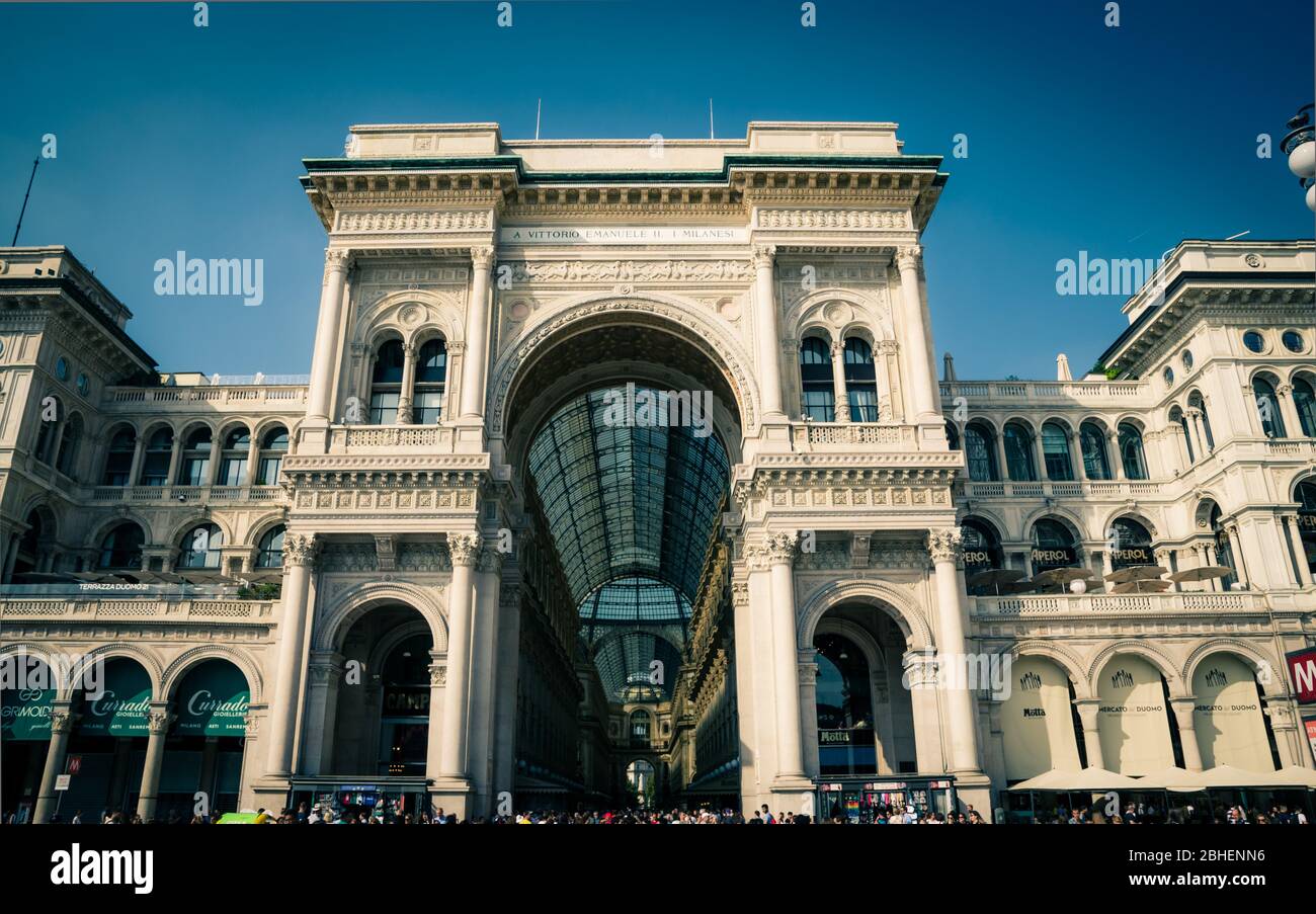 Mailand, Italien, 9. September 2018: Galerie Vittorio Emanuele II Galleria berühmte Luxus-Einkaufszentrum Fassade und Interieur mit Modegeschäften, Glaskuppel, Lampen im Stadtzentrum auf der Piazza del Duomo Platz Stockfoto