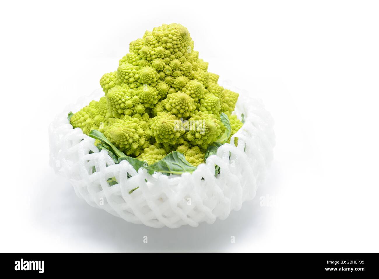 Römischer Blumenkohl isoliert auf weißem Hintergrund, ist es eine essbare Blütenknospe der Art Brassica oleracea. Zuerst in Italien dokumentiert, ist es chartreu Stockfoto