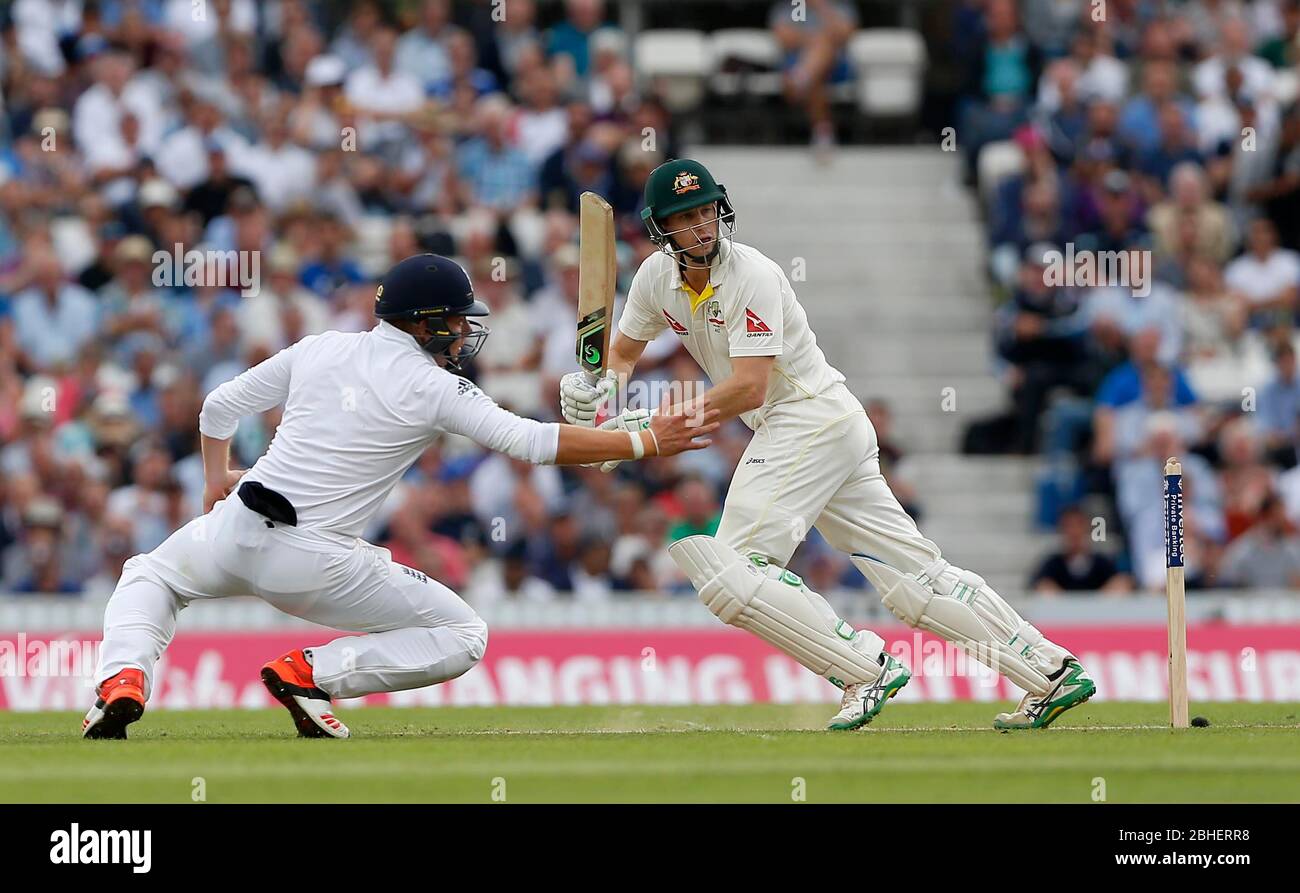 Englands Jonny Bairstow Tauchgänge, einen Schuss von Australiens Adam Voges in der Investec Asche Testreihen zu stoppen-match zwischen England und Australien auf das Oval in London. 20. August 2015. James Boardman / Tele Bilder + 44 7967 642437 Stockfoto