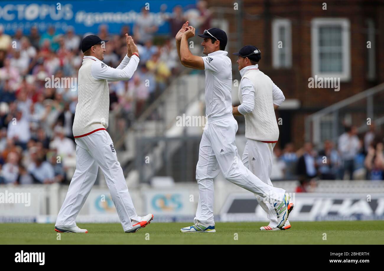 Englands Kapitän Alastair Cook feiert Australiens Chris Rogers mit Joe Root zu fangen, während die Investec Asche Testreihen Spiel zwischen England und Australien auf das Oval in London. 20. August 2015. James Boardman / Tele Bilder + 44 7967 642437 Stockfoto