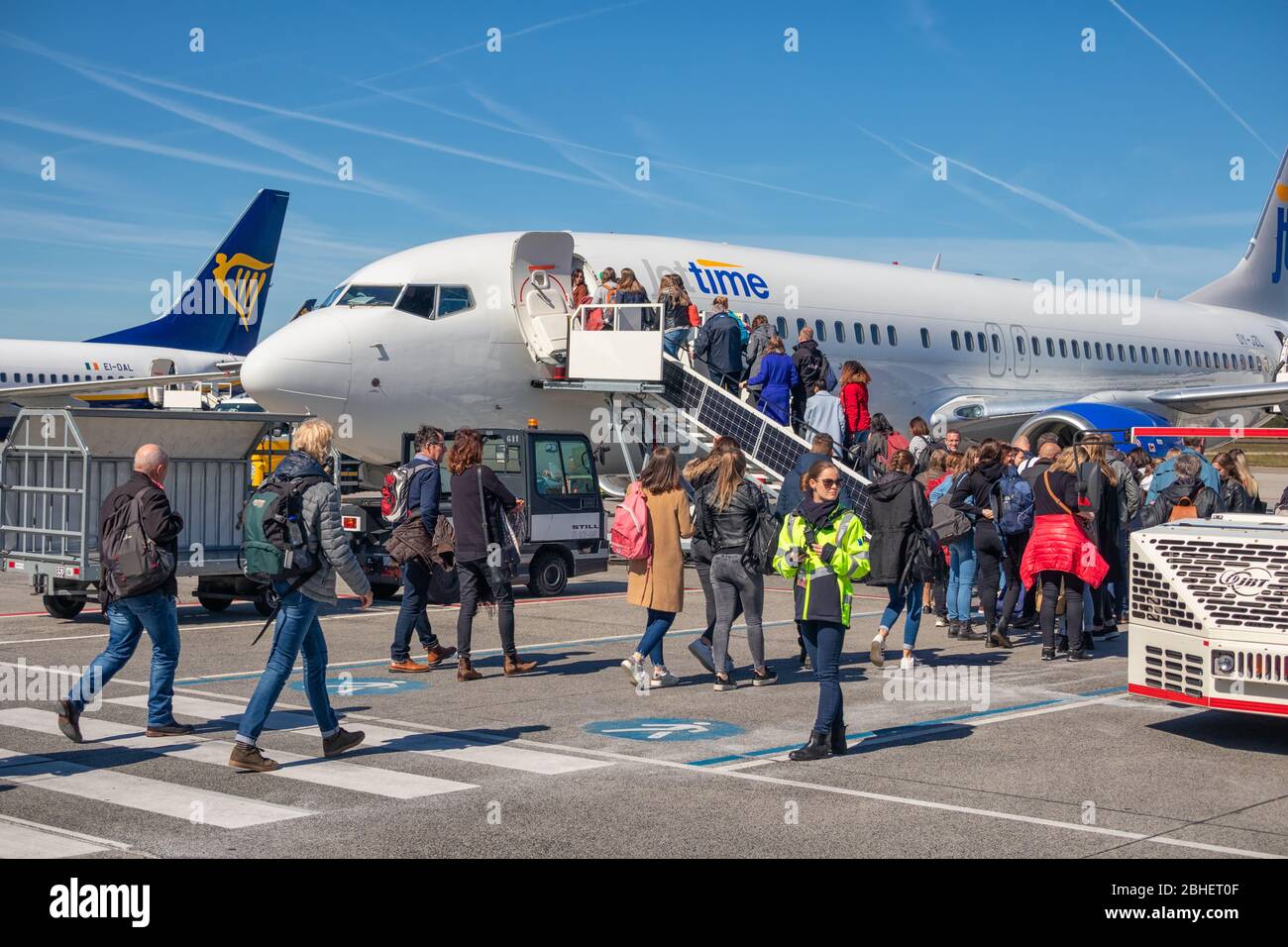 Reisende, die ein Flugzeug betreten, das am Flughafen Eindhoven abfliegt Stockfoto