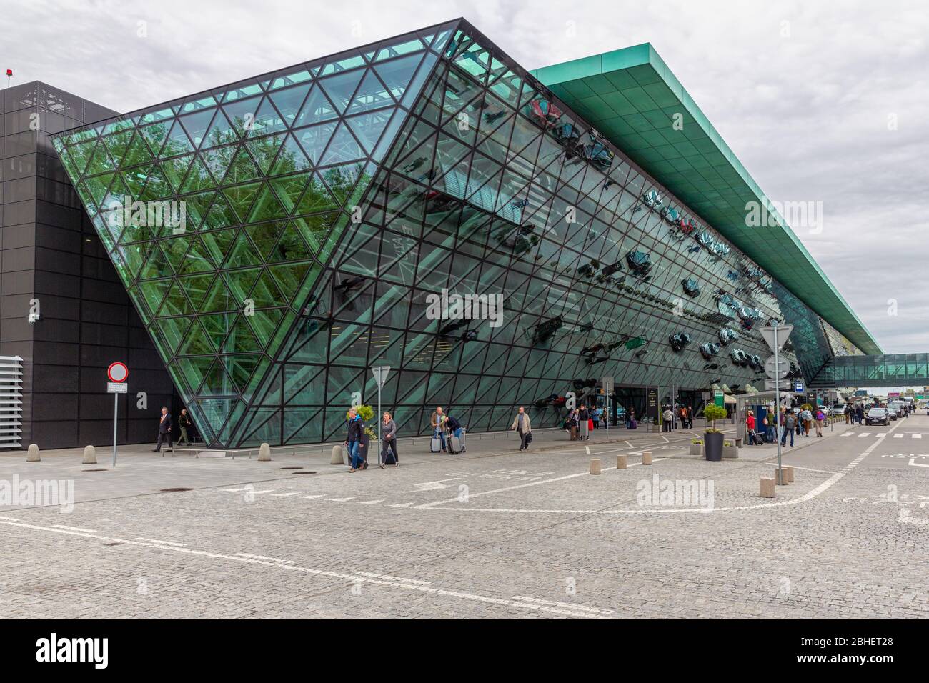Modernes Flughafenterminal Krakau und Passagiere verlassen das Gebäude Stockfoto