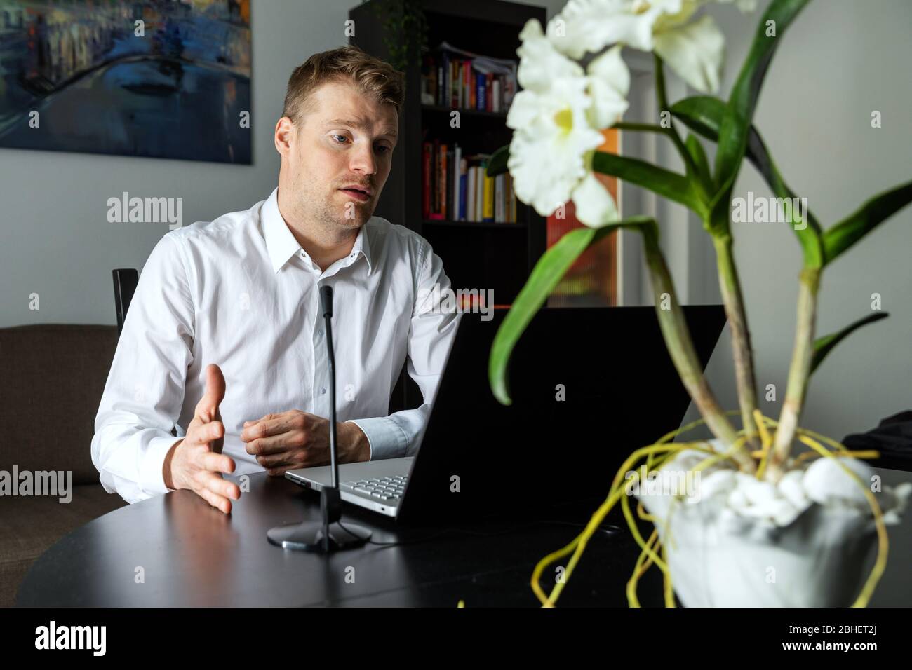 Arbeit von zu Hause aus - Mann mit Online-Meeting im Webinar. Videokonferenz Stockfoto