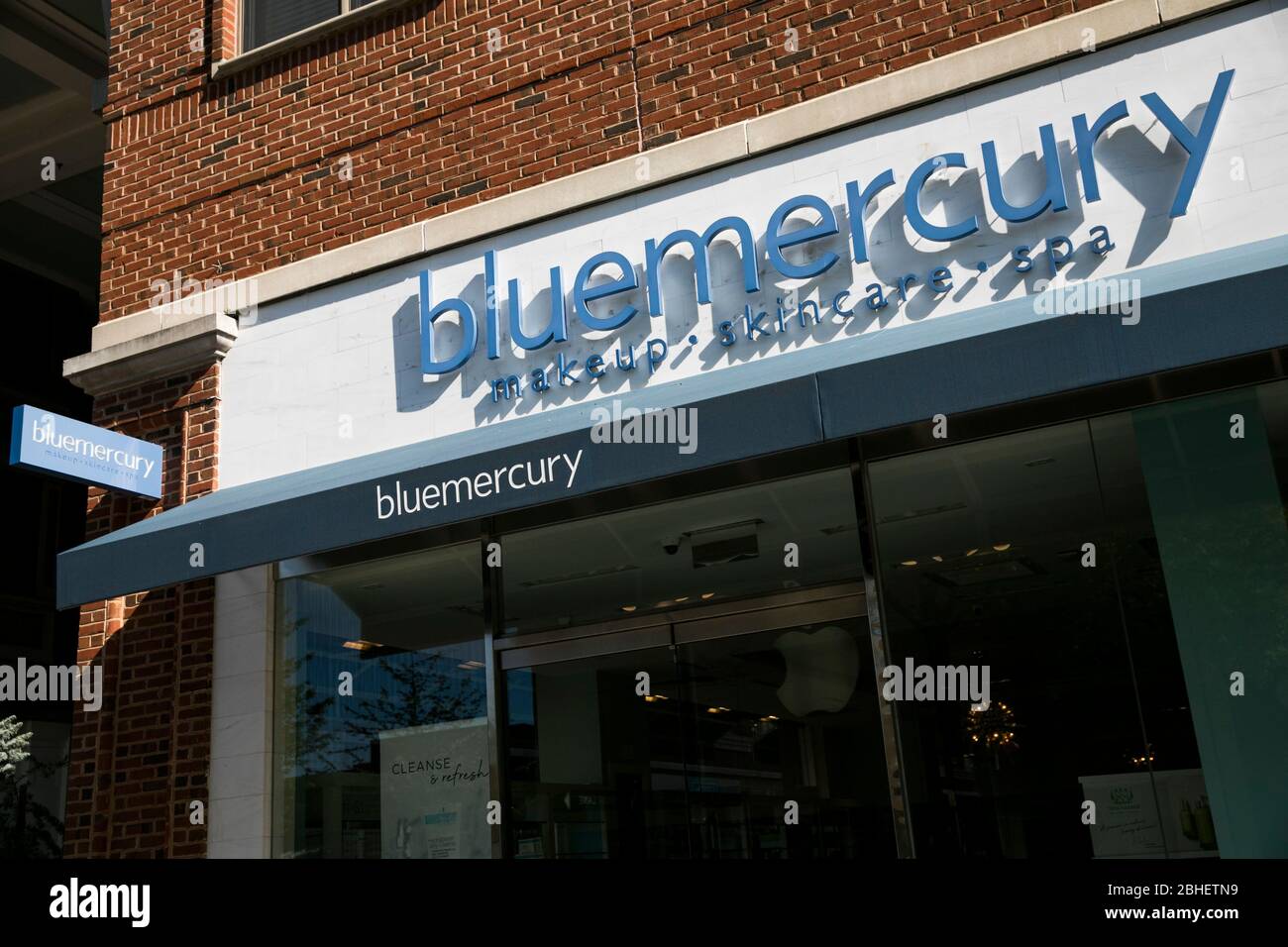Ein Logo-Schild vor einem Bluemercury-Einzelhandelsgeschäft in Bethesda, Maryland am 22. April 2020. Stockfoto