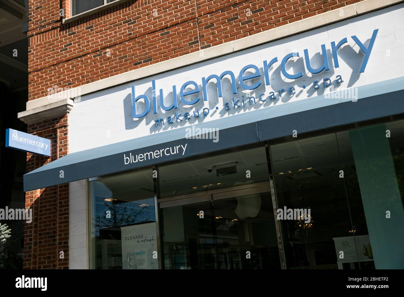 Ein Logo-Schild vor einem Bluemercury-Einzelhandelsgeschäft in Bethesda, Maryland am 22. April 2020. Stockfoto