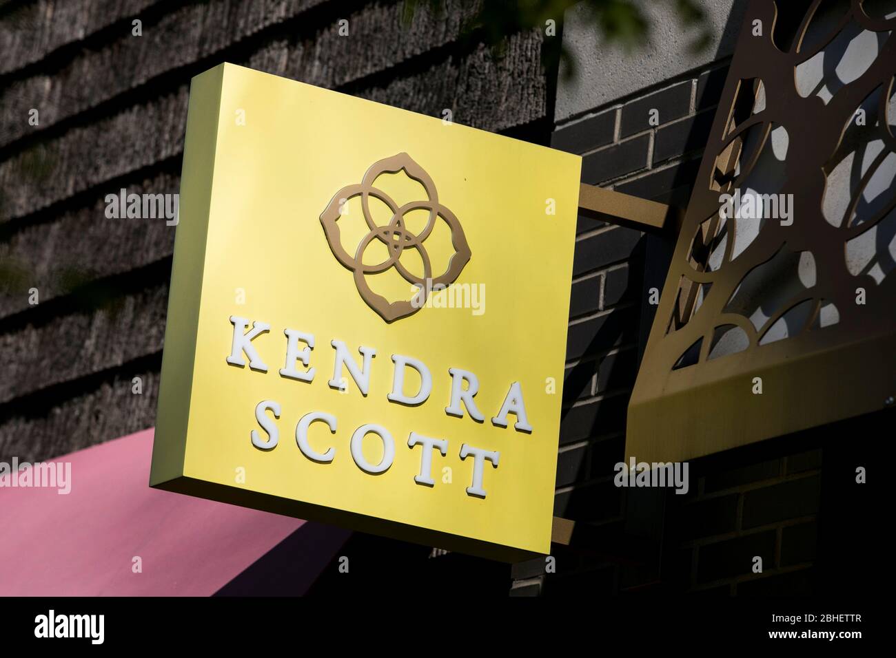 Ein Logo-Schild vor einem Kendra Scott Einzelhandelsgeschäft Standort in Bethesda, Maryland am 22. April 2020. Stockfoto