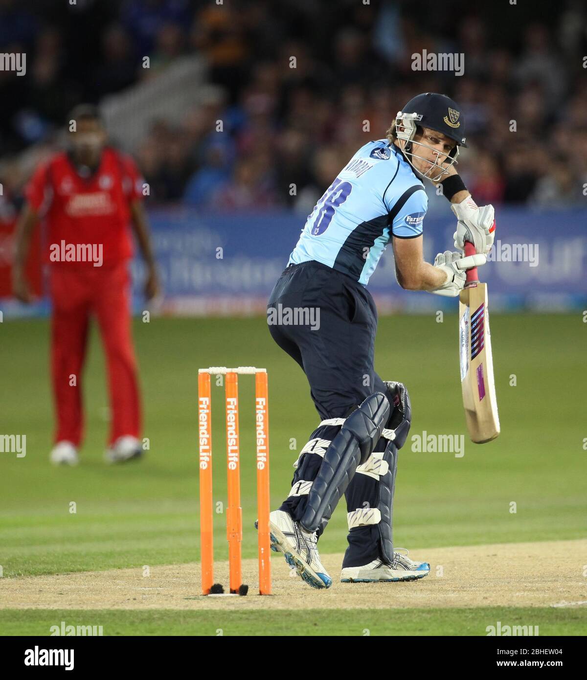 Lou Vincent umrandet den Ball an Wicket Keeper Gareth Cross und ist während des Friends Life T20-Spiels zwischen Sussex und Lancashire auf dem County Ground in Hove auf der Hut. James Boardman / TELEAUFNAHMEN Stockfoto