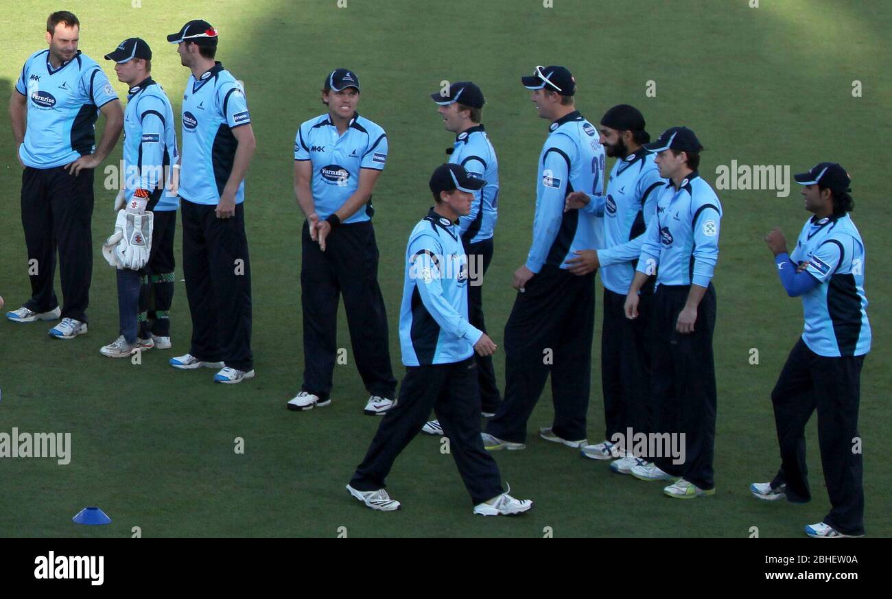 Lou Vincent [4. L] steht vor dem Friends Life T20-Spiel zwischen Sussex und Lancashire auf dem County Ground in Hove mit Teamkollegen an. August 2011. James Boardman / TELEAUFNAHMEN Stockfoto