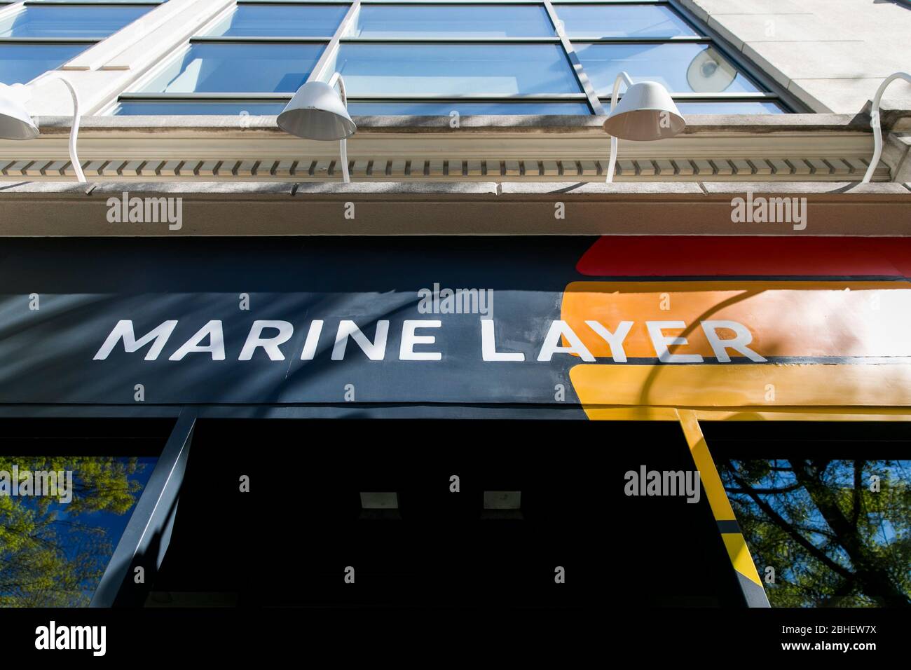 Ein Logo-Schild vor einem Marine Layer-Einzelhandelsgeschäft in Bethesda, Maryland am 22. April 2020. Stockfoto