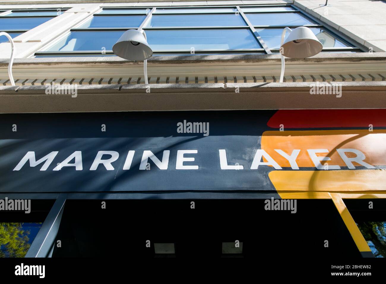 Ein Logo-Schild vor einem Marine Layer-Einzelhandelsgeschäft in Bethesda, Maryland am 22. April 2020. Stockfoto