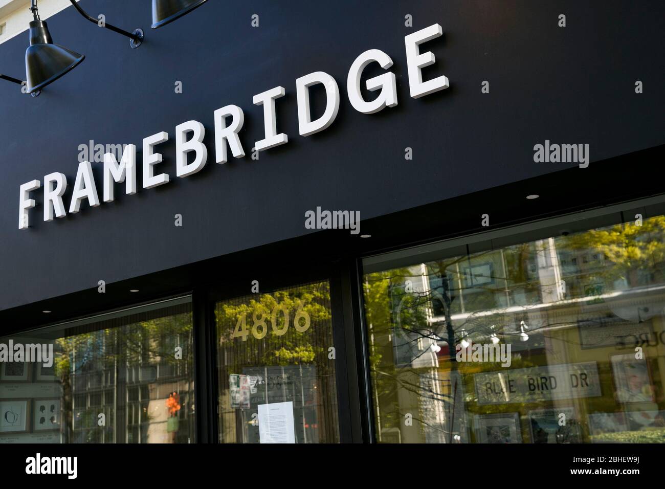 Ein Logo-Schild vor einem Framebridge-Einzelhandelsgeschäft in Bethesda, Maryland am 22. April 2020. Stockfoto