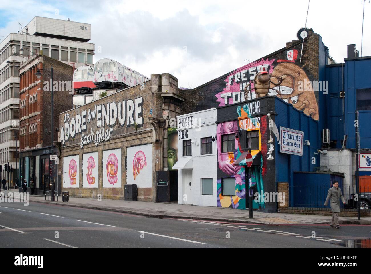 Umgebaute U-Bahn-Wagen Hipster Shoreditch East London Village Underground Creative Studios 54 Holywell Lane, Shoreditch, London, EC2A 3PQ Stockfoto