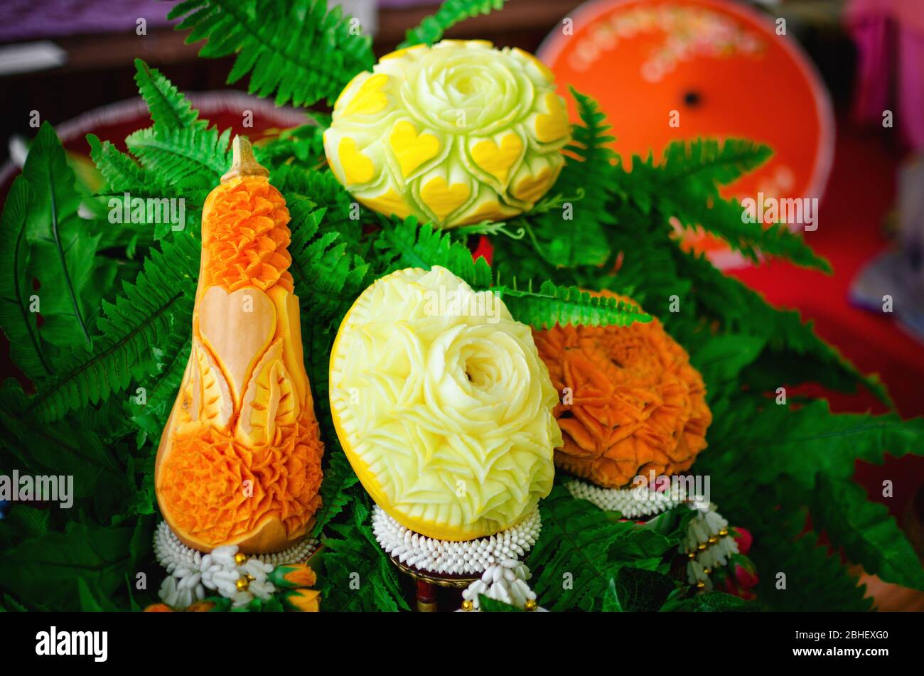 Traditionelle thai Gemüseschnitzerei mit Kürbis und Melone in Blütenform Stockfoto