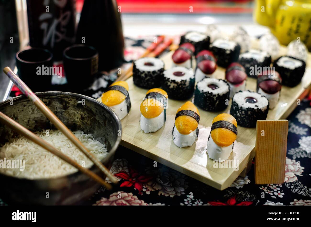 Fake Sushi: Kreative Idee von süßem Eis in Form von traditionellen japanischen Meeresfrüchten Stockfoto