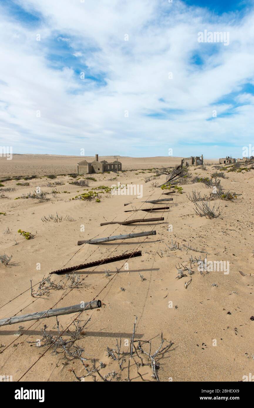 Alter Zaun in der verlassenen (1954) deutschen Diamantenbergbausiedlung Kolmanskop (Geisterstadt) bei Luderitz, Namibia. Stockfoto