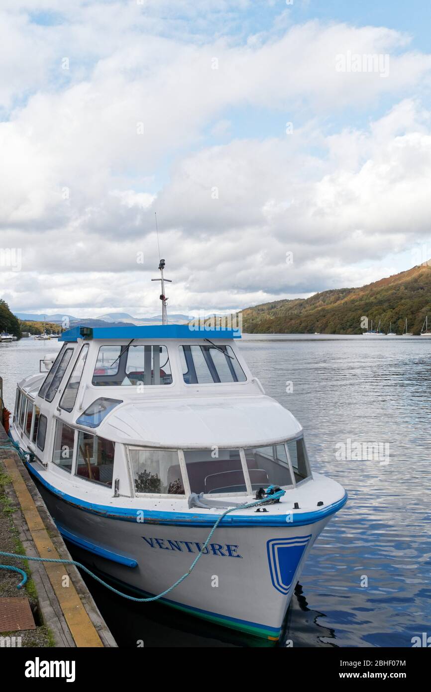 MV Venture liegt an einem Steg am Lake Windermere Stockfoto MV Venture liegt an einem Steg am Lake Windermere Stockfoto
