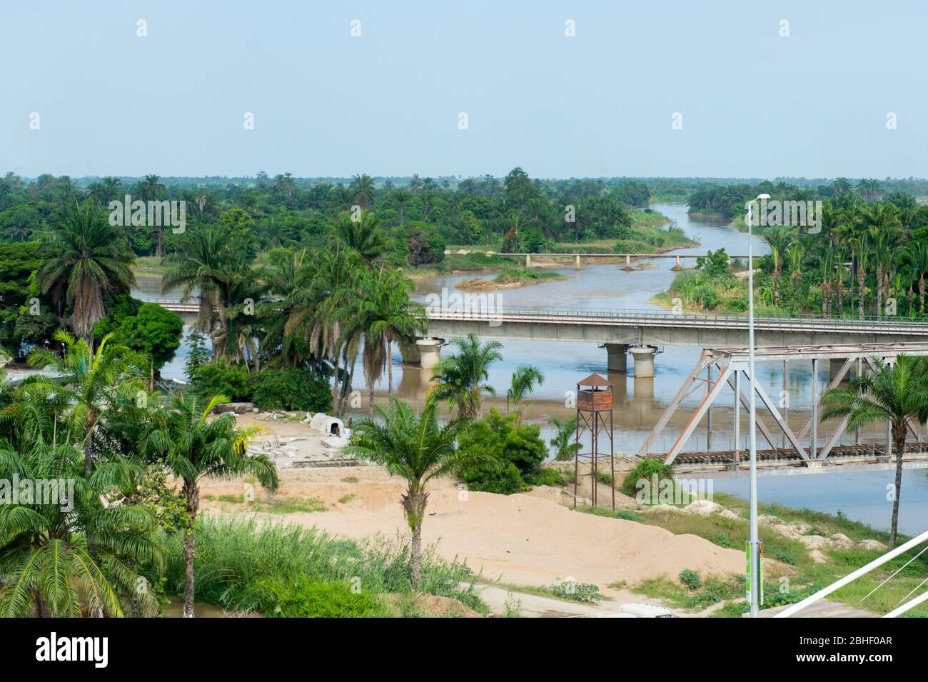 Blick auf die Autobahn von Lobito nach Benguela von Fort San Pedro in Catumbela Lobito, Angola. Stockfoto