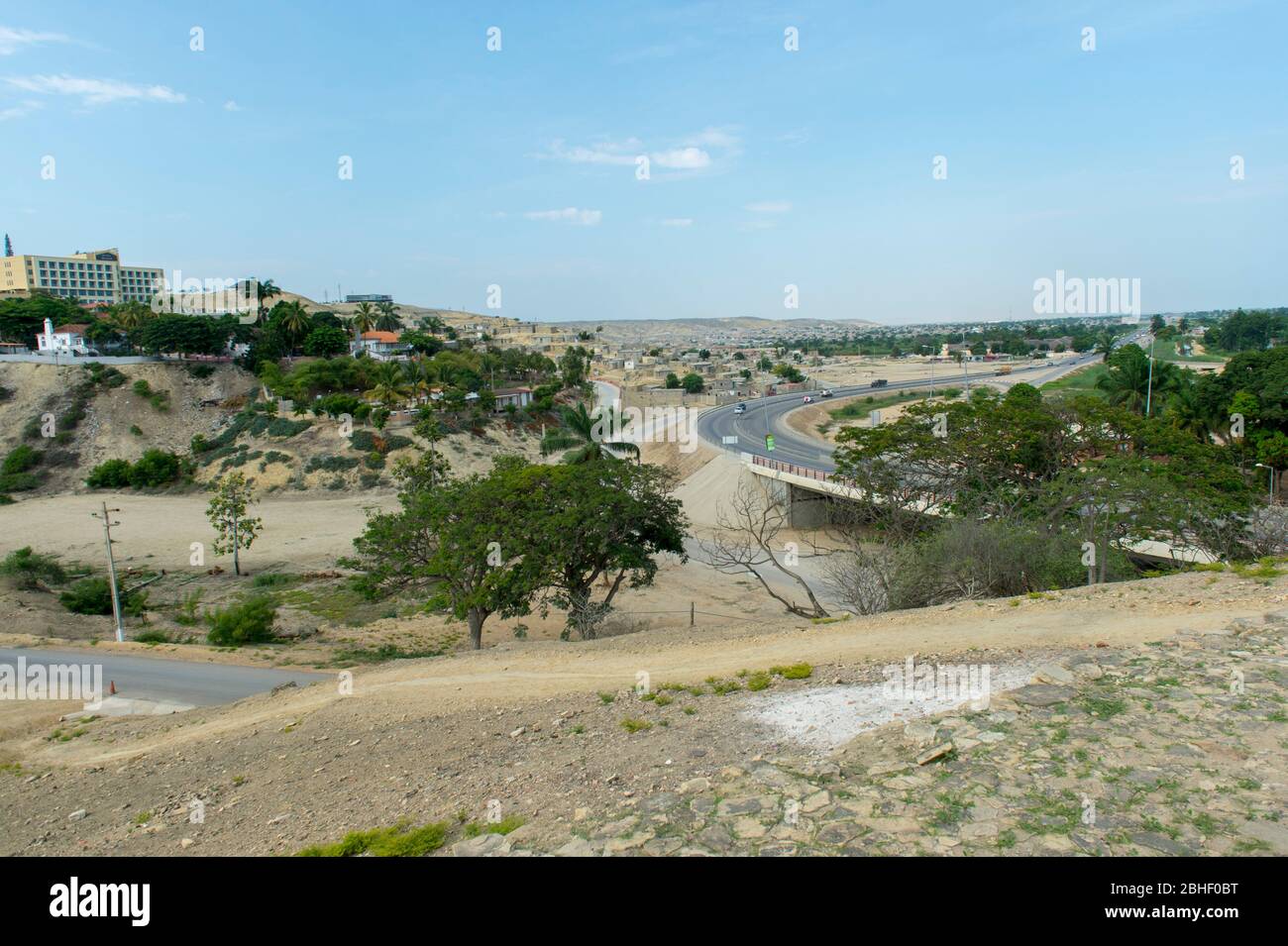 Blick auf die Autobahn von Lobito nach Benguela von Fort San Pedro in Catumbela Lobito, Angola. Stockfoto