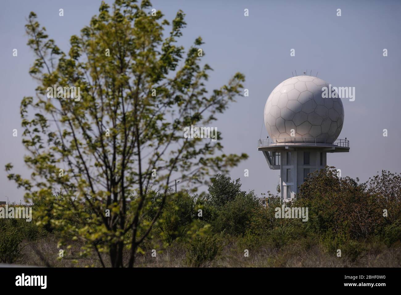 Otopeni, Rumänien - 25. April 2020: Radarstruktur auf einem Militärflughafen. Stockfoto