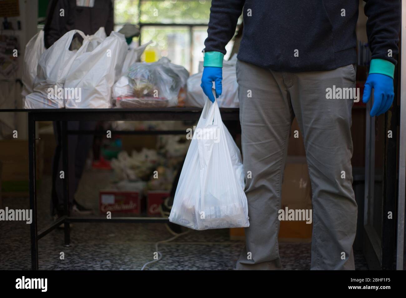 Madrid, Spanien. April 2020. Ein Freiwilliger liefert Essen bei der Aluche Neighbours Association (Foto von Fer Capdepon Arroyo/Pacific Press) Quelle: Pacific Press Agency/Alamy Live News Stockfoto