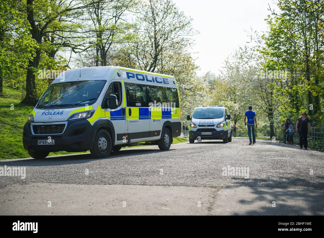 Glasgow, Großbritannien. April 2020. Im Bild: Polizeipatrouille Kelvingrove Park in Polizeiwagen in einem Versuch, um sicherzustellen, dass soziale Distanzierung befolgt wird. Szenen vom ersten Wochenende der erweiterten Sperrung des Kelvingrove Park im West End von Glasgow an einem sehr heißen und sonnigen Samstag. Quelle: Colin Fisher/Alamy Live News Stockfoto