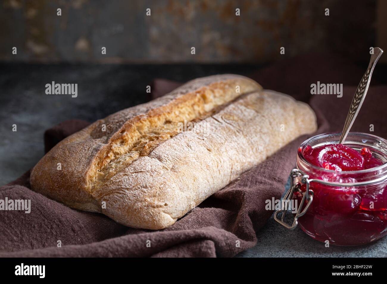 Ciabatta Brot und Marmelade Stockfoto