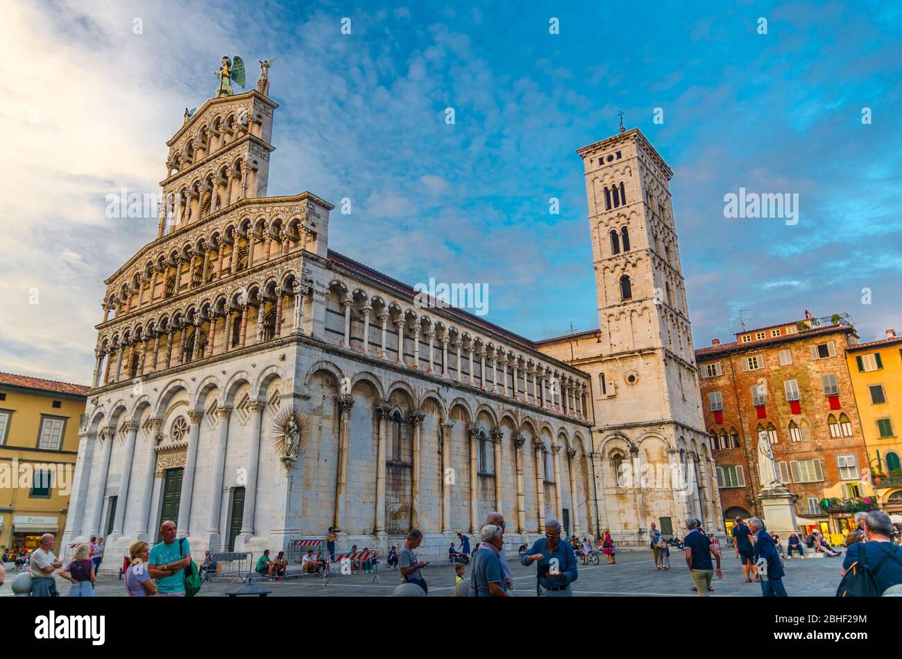 Lucca, Italien, 13. September 2018: Chiesa di San Michele in Foro St Michael römisch-katholische Kirche Basilika auf Piazza San Michele Platz in der historischen Mitte der alten mittelalterlichen Stadt, Abendansicht, Toskana Stockfoto
