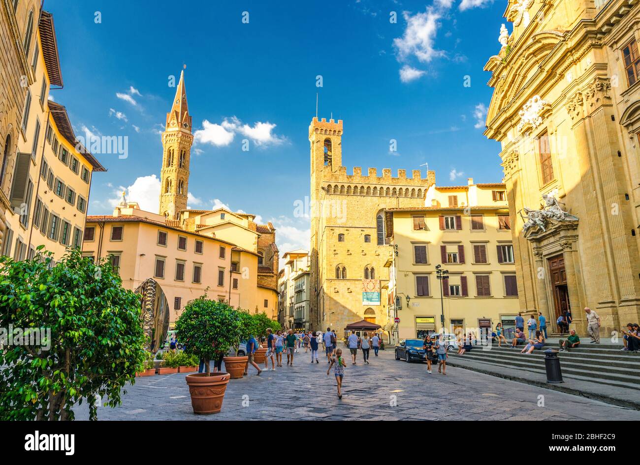 Florenz, Italien, 15. September 2018: Piazza di San Firenze mit Chiesa San Filippo Neri, Badia Fiorentina Monastero katholische Kirche und Bargello Museum im historischen Zentrum der Stadt, Toskana Stockfoto