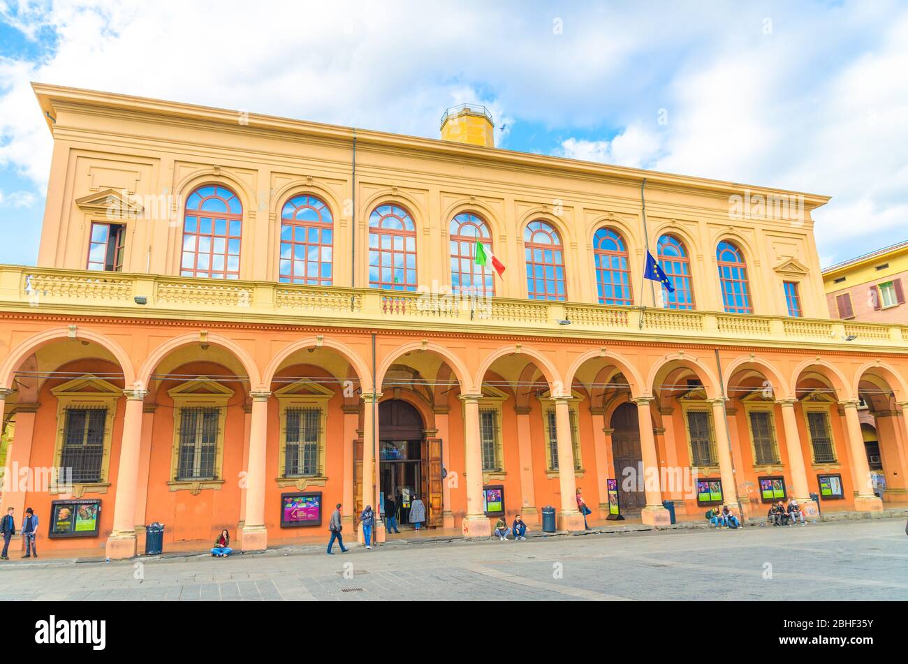 Bologna, Italien, 17. März 2018: Bologna Municipal Theatre Teatro Comunale di Bologna auf der Piazza Giuseppe Verdi Platz in der alten historischen Innenstadt, Emilia-Romagna Stockfoto